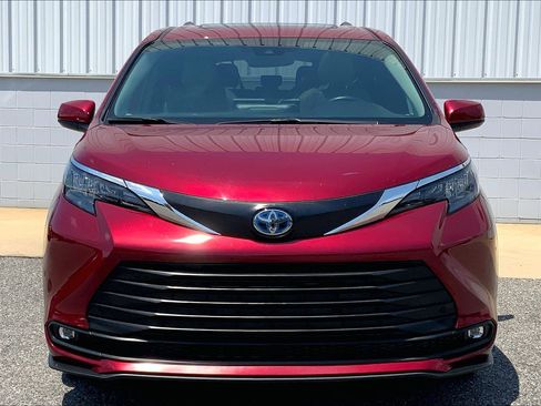 Used 2025 Toyota Sienna XLE FWD image 3