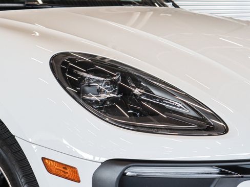 Certified 2022 Porsche Macan image 25