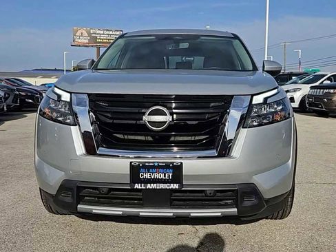Used 2025 Nissan Pathfinder SL image 3