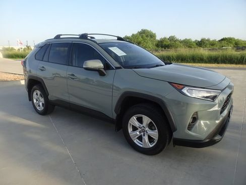 Used 2021 Toyota RAV4 XLE w/ Convenience Package FWD image 3