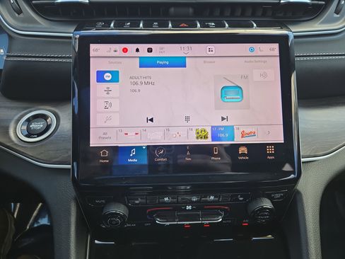 Used 2024 Jeep Grand Cherokee L Limited w/ Luxury Tech Group II image 18