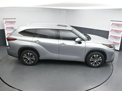 Used 2022 Toyota Highlander XLE AWD/4WD image 34