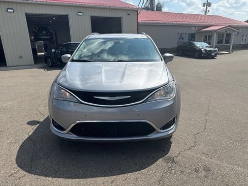 Used 2018 Chrysler Pacifica Touring-L w/ Advanced Safetytec Group FWD image 8