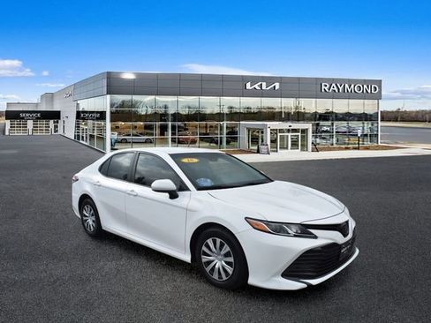 Used 2018 Toyota Camry FWD image 1