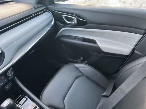 Used 2024 Jeep Compass Limited image 30