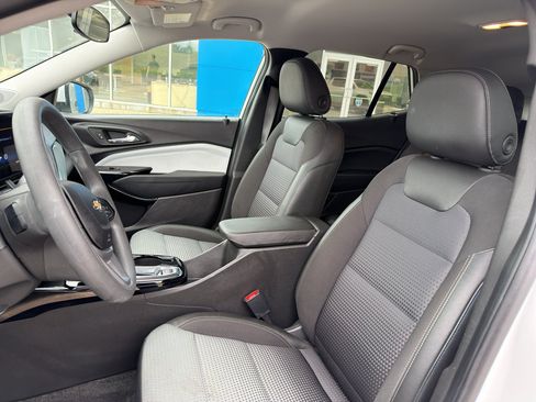 Used 2025 Chevrolet Trax LT FWD image 18