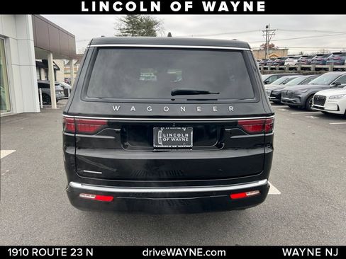 Used 2023 Jeep Wagoneer 4WD w/ Premium Group I image 4