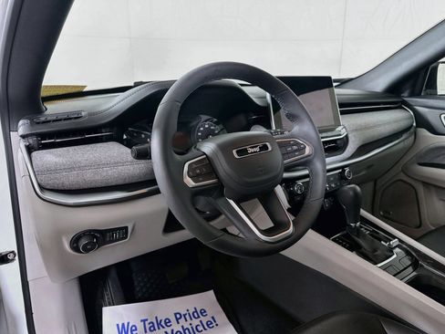 Used 2023 Jeep Compass Latitude w/ Sun and Sound Group AWD/4WD image 9