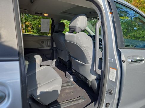 Used 2024 Toyota Sienna XLE image 29