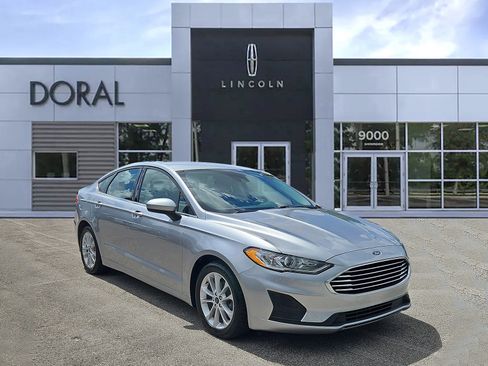 Used 2020 Ford Fusion SE image 1