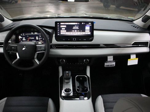 New 2026 Mitsubishi Outlander SE image 20