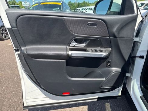 Used 2022 Mercedes-Benz GLB 250 4MATIC image 24