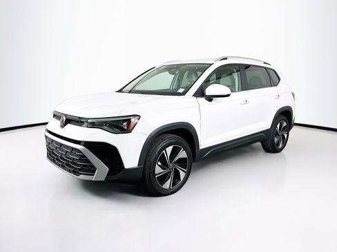 Used 2025 Volkswagen Taos SE w/ Panoramic Sunroof Package AWD/4WD image 3