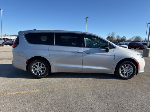 New 2026 Chrysler Pacifica Select FWD image 4