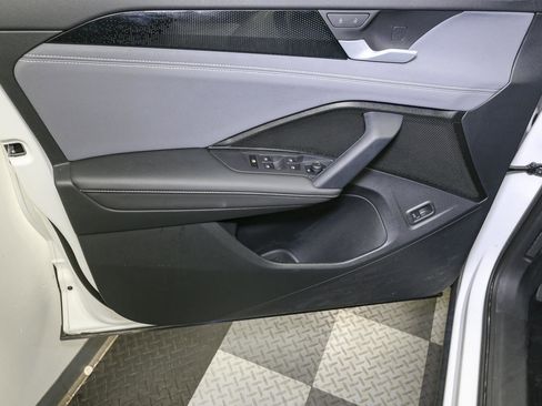 Used 2025 Volkswagen Tiguan SE w/ Panoramic Sunroof Package AWD/4WD image 37