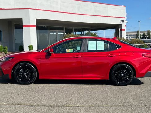 Certified 2025 Toyota Camry SE FWD image 9