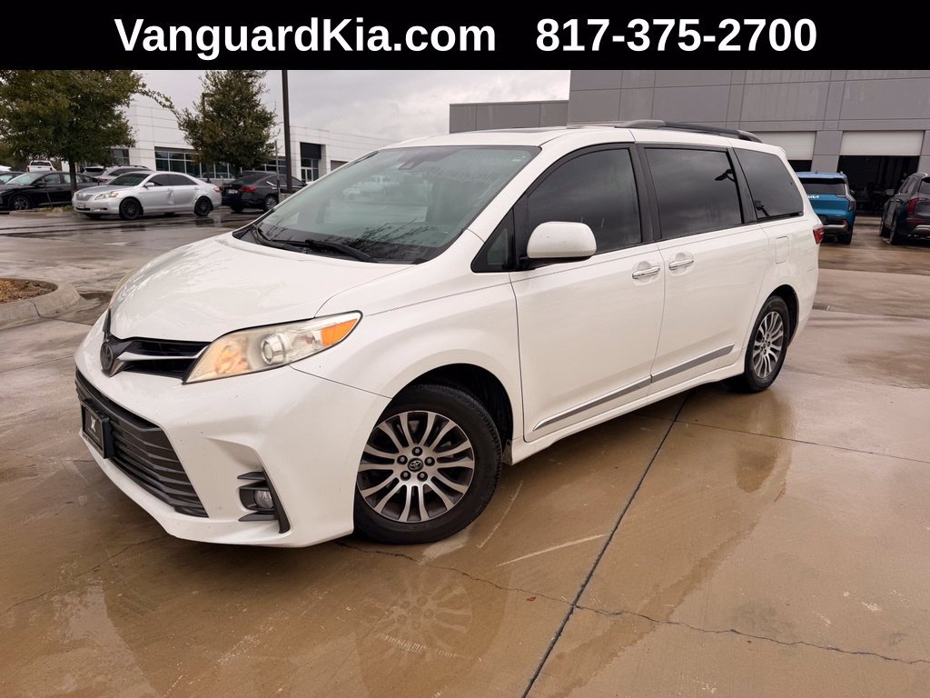 Used 2018 Toyota Sienna XLE Premium FWD image 1