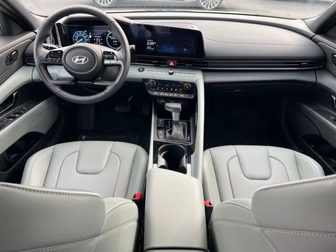 Certified 2025 Hyundai Elantra Limited image 12
