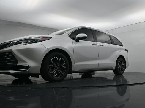 Used 2025 Toyota Sienna Platinum AWD/4WD image 20