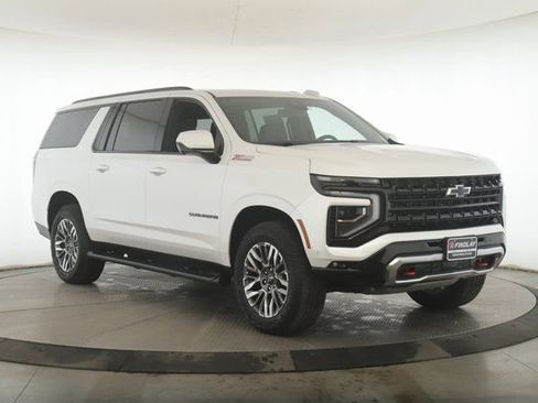 Used 2025 Chevrolet Suburban Z71 image 2