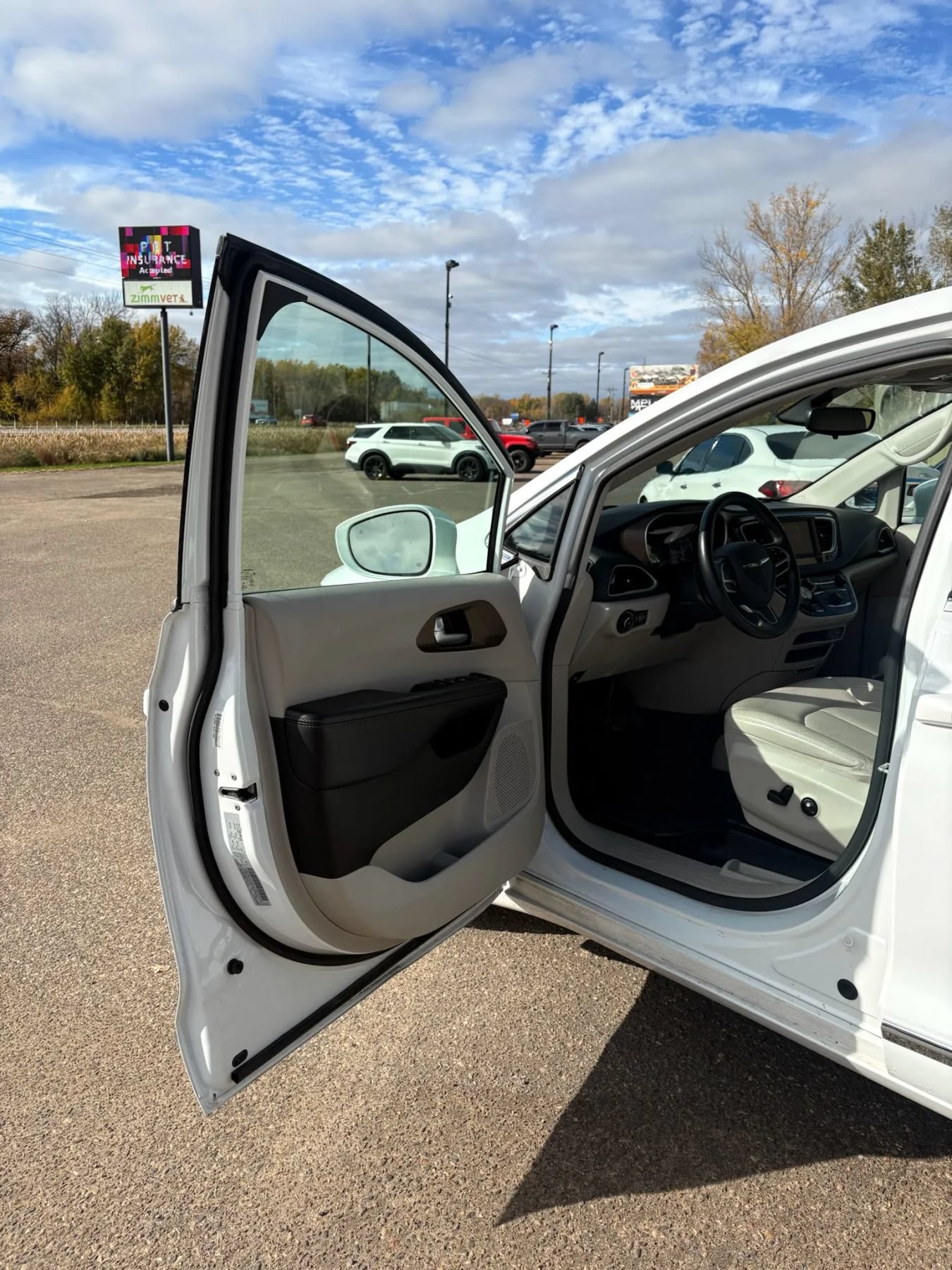Used 2018 Chrysler Pacifica Touring-L FWD image 10