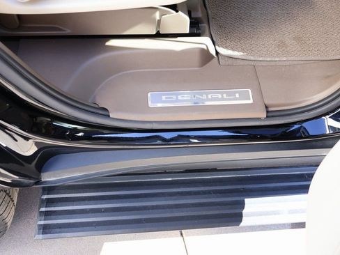 Used 2021 GMC Yukon Denali w/ Denali Premium Package image 16