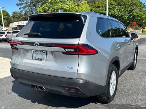 Used 2024 Toyota Grand Highlander XLE image 3