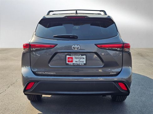 Used 2023 Toyota Highlander L image 4