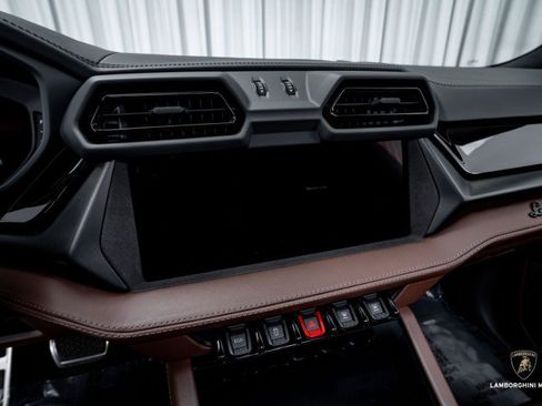 Used 2025 Lamborghini Urus SE image 28