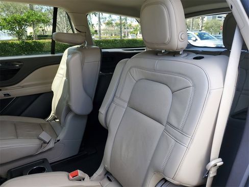 Used 2020 Lincoln Aviator Reserve image 12