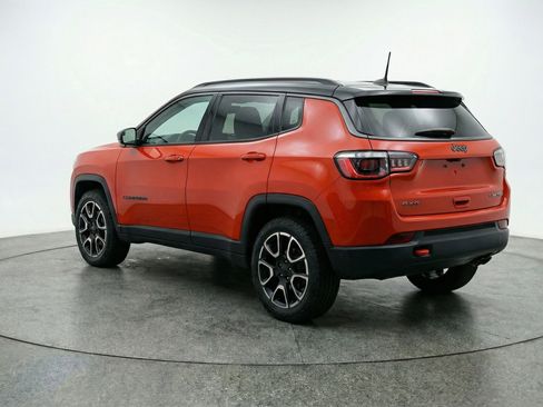 Used 2025 Jeep Compass Trailhawk AWD/4WD image 6