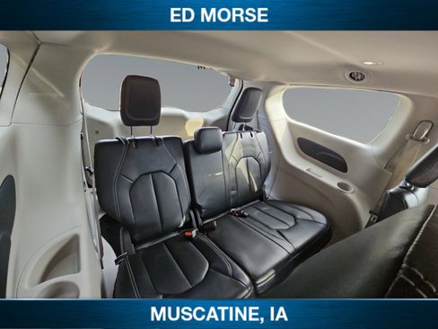 Used 2024 Chrysler Pacifica Touring-L image 18