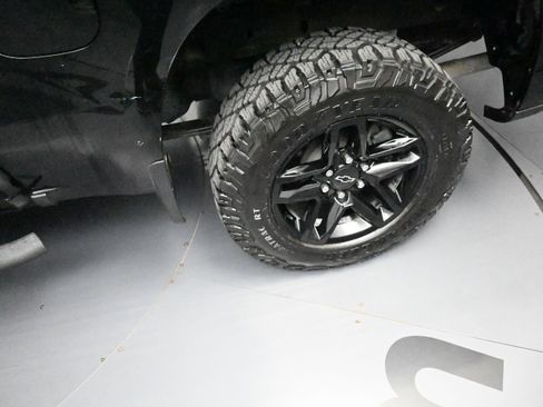 Used 2021 Chevrolet Silverado 1500 Custom Trail Boss w/ Midnight Edition AWD/4WD image 17