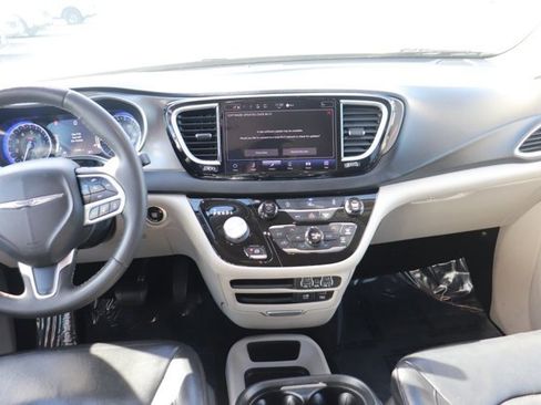 Used 2022 Chrysler Pacifica Touring-L image 13