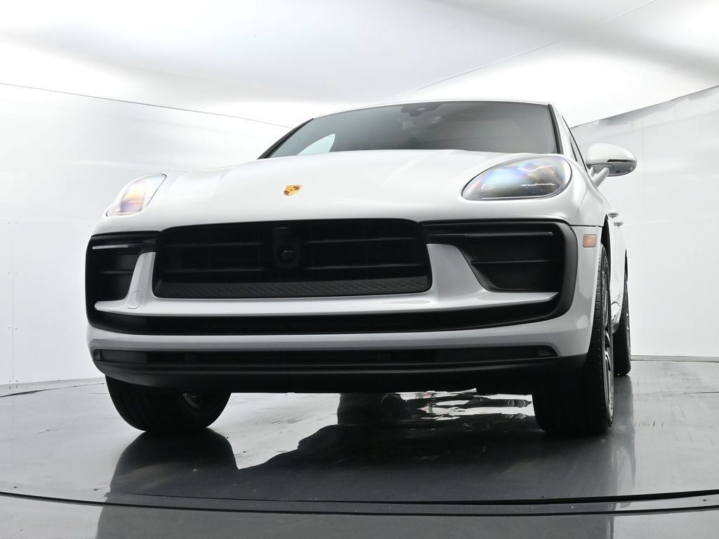 Certified 2025 Porsche Macan AWD/4WD image 51