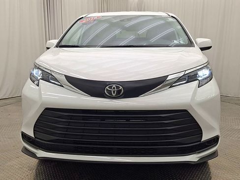 Used 2026 Toyota Sienna LE FWD image 9