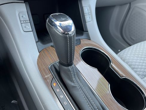 Used 2018 GMC Acadia SLE image 19