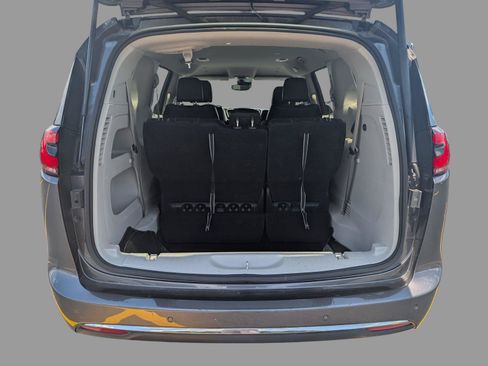 Used 2023 Chrysler Pacifica Touring-L FWD image 36