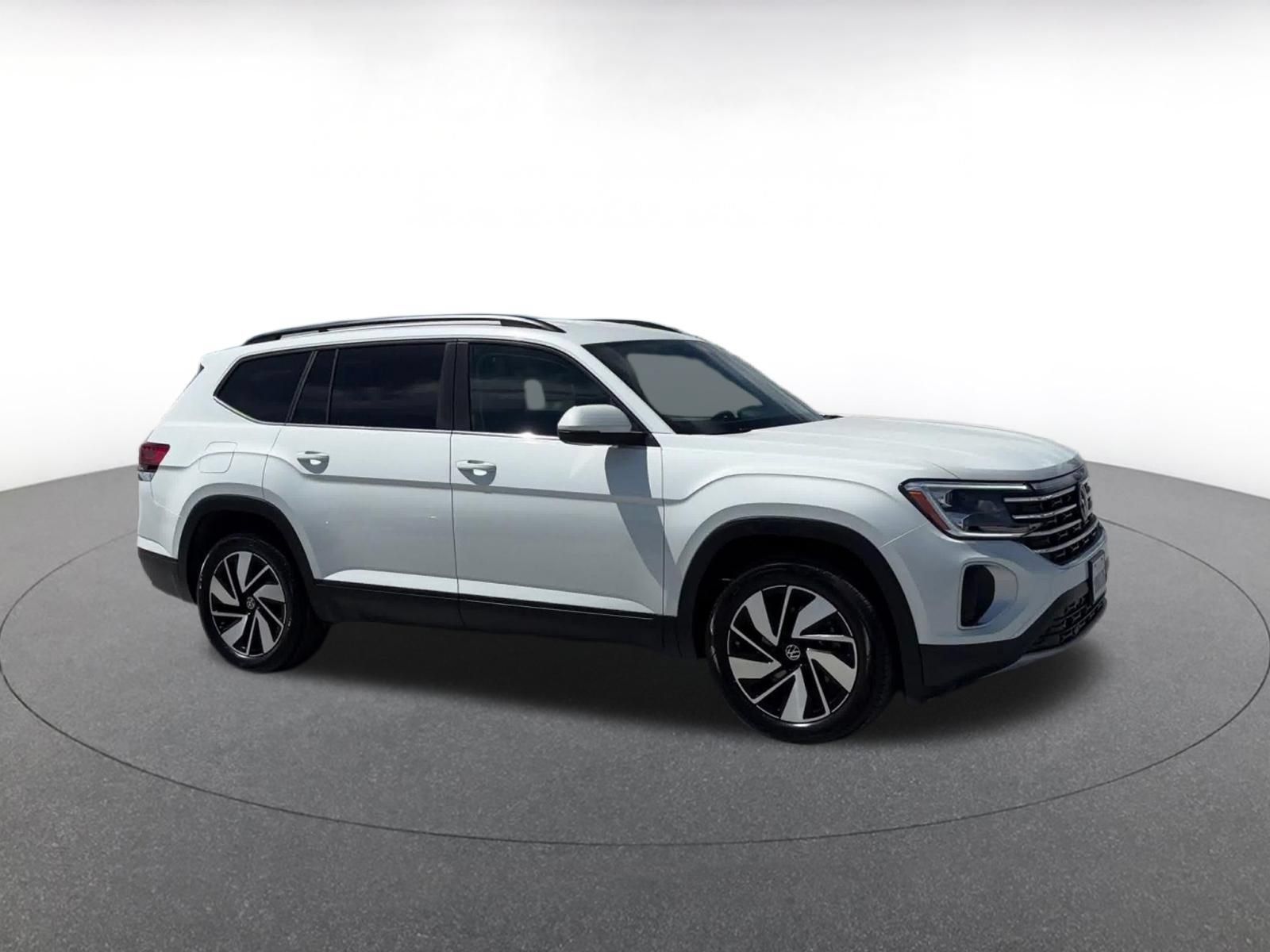 Used 2026 Volkswagen Atlas SE FWD image 2