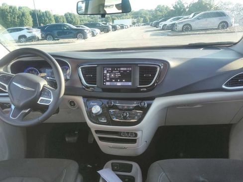 Used 2022 Chrysler Voyager LX FWD image 4