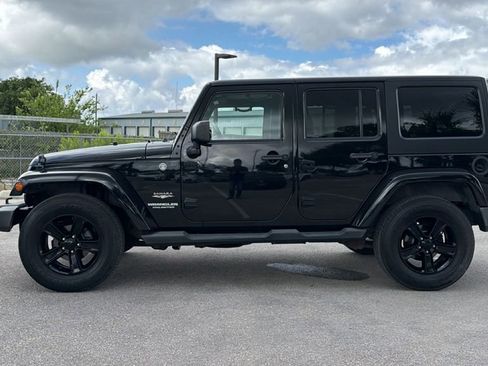 Used 2013 Jeep Wrangler Unlimited Sahara w/ Connectivity Group AWD/4WD image 10