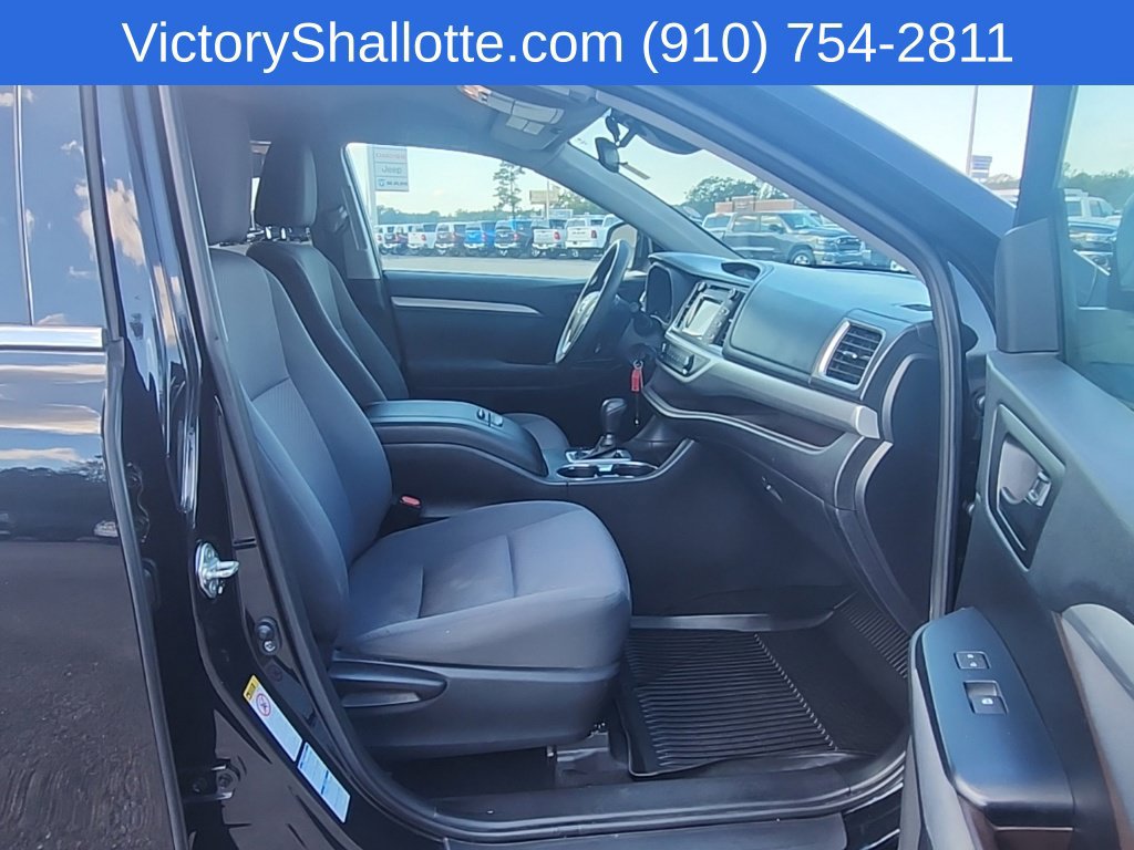 Used 2019 Toyota Highlander LE AWD/4WD image 29