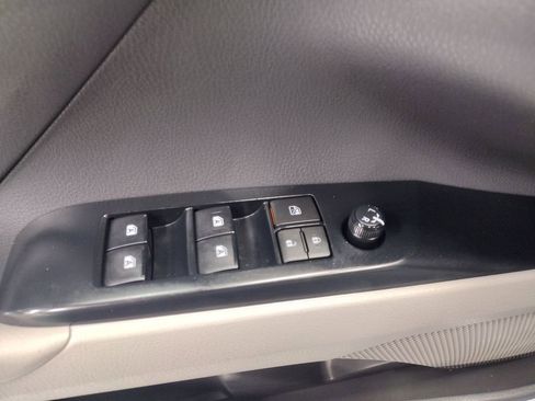 Used 2020 Toyota Camry SE w/ Convenience Package FWD image 18