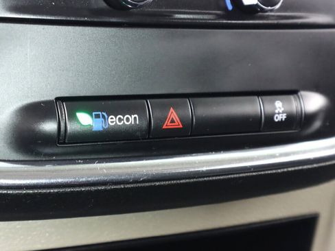 Used 2018 Dodge Grand Caravan SE w/ UConnect Hands-Free Group image 19