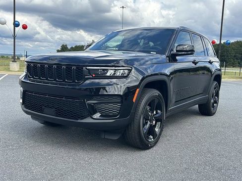 New 2025 Jeep Grand Cherokee Altitude image 1