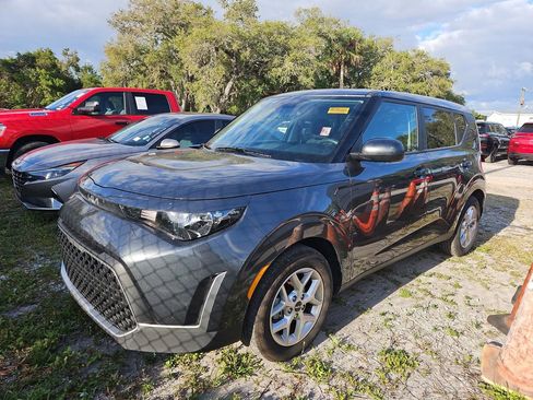 Used 2025 Kia Soul LX w/ LX Technology Package FWD image 2