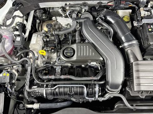 Certified 2025 Volkswagen Taos SE AWD/4WD image 30