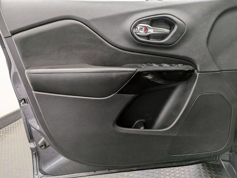 Used 2019 Jeep Cherokee Latitude Plus image 8