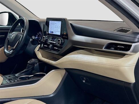 Used 2023 Toyota Highlander XLE image 28