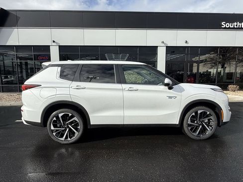 Used 2025 Mitsubishi Outlander SE image 8